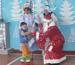 На новогоднем праздники каждый получил подарок от деда Мороза.