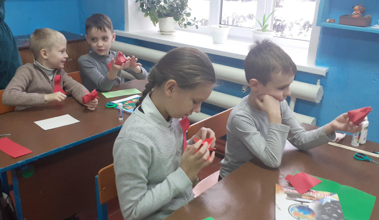 Отмечает Всемирный день борьбы со СПИДом.
